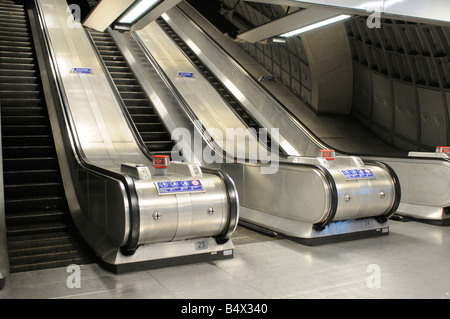 Sur l'Escalator Jubilee line à la station de Waterloo Londres Banque D'Images