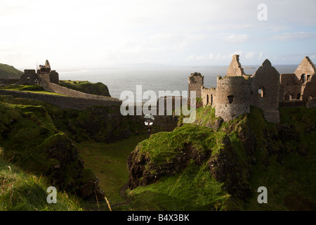Le château de dunluce et le nord de la côte d'Antrim county antrim irlande du nord uk Banque D'Images