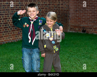 Cub et Brownie avec insignes Banque D'Images