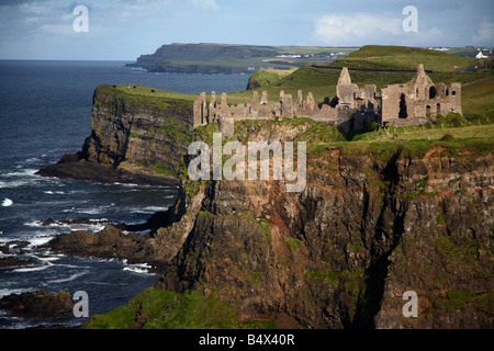 Le château de dunluce et le nord de la côte d'Antrim county antrim irlande du nord uk la légende raconte qu'une nuit dans une tempête toute la cuisine est tombé en mer Banque D'Images