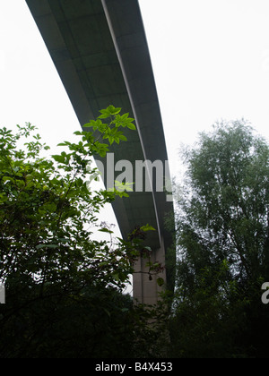 Metro Bridge crossing Ouseburn, Newcastle upon Tyne Valley Banque D'Images