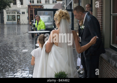 Mariage sur un jour de pluie. Banque D'Images
