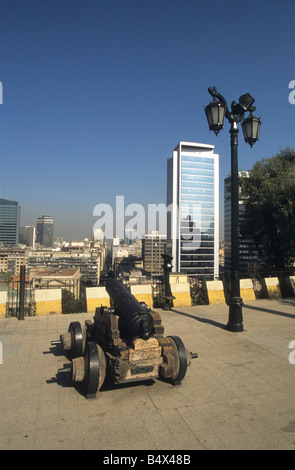 Canon en point de vue dans le parc sur le Cerro Santa Lucia, gratte-ciel dans le centre-ville, smog et pollution de l'air en arrière-plan, Santiago du Chili, Chili Banque D'Images