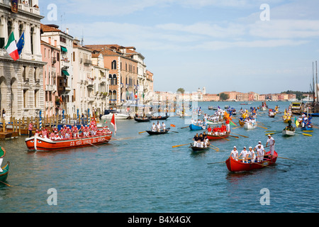 Bateau à rames equipes Grand Canal à Venise pour la régate historique qui a lieu chaque septembre Banque D'Images