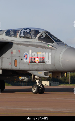 Royal Air Force RAF Tornado Gr4 jet fighter bomber avec ravitaillement en vol des aéronefs dans la sonde sur le côté gauche du 617 e Escadron Banque D'Images