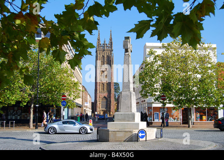 Le Monument aux Morts et Église paroissiale de St Mary, Taunton, Somerset, England, United Kingdom Banque D'Images