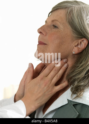 Doctor examining young woman Banque D'Images