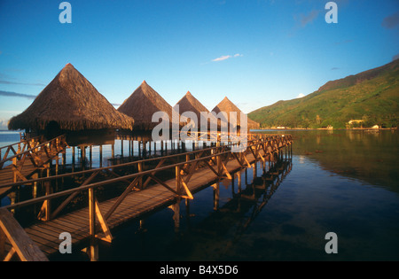 Bungalows sur pilotis à Moorea Polynésie Française Banque D'Images