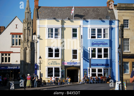 Market Cross et les pubs Crown & Backpackers, High Street, Glastonbury, Somerset, Angleterre, Royaume-Uni Banque D'Images