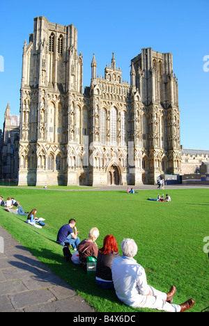 Wells Cathedral et avant de l'ouest du vert, Wells, Somerset, England, United Kingdom Banque D'Images