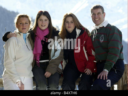 Le prince Andrew Duke of York Février 2003 l'ex-mari de la duchesse d'York Sarah Ferguson lors d'un photocall à Verbier Sarah Ferguson du prince Andrew et de leurs enfants La Princesse Eugénie/L et Princesse Béatrice/R Banque D'Images
