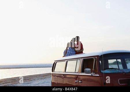 Couple watching ocean sunset de haut de van Banque D'Images