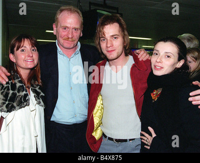 L'acteur James Cosmo accompagné par Anne Harris arrive gauche avec Ewan McGregor et son épouse veille à l'aéroport de Glasgow pour le festival du film le dîner écossais s Film Festival Banque D'Images