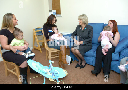 La duchesse de Cornouailles au cours de sa visite à l'organisme de bienfaisance de la plate-forme de GFS accueil pour les mères adolescentes à Bromley South East London l'unité est un logement avec chambres pour 6 filles âgées entre 16 et 20 ans qui sont enceintes ou ont des enfants et sont sans abri Novembre 2006 Banque D'Images