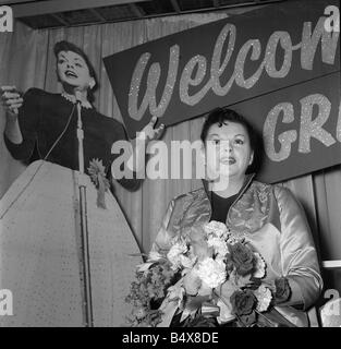 Judy Garland Judy Garland 1960 lors d'une réception de bienvenue mis sur pour elle à EMI House à Manchester Square Londres décrit comme l'un des plus grands et plus tragiques d'Hollywood s'animateurs Le Magicien d'Oz fait d'elle une star MGM encore toujours insisté sur son rôle à jouer dans l'enfant jusqu'à ce qu'elle a prouvé au monde entier qu'elle avait grandi en épousant le compositeur David Rose après qu'elle a commencé à jouer des rôles d'adultes cependant Garland est devenu accro à la drogue sur sa constante de l'humeur et les tendances suicidaires ont été obtenir le meilleur d'elle et en 1950, elle avait dû quitter la comédie musicale Annie Get Your Gun à mi-chemin Banque D'Images