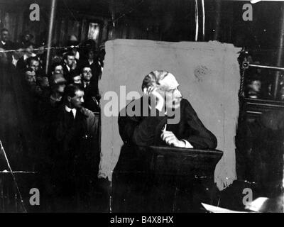 Meurtre Mabel Kidwelly Greenwood Galles du Sud Photo montre Harold Greenwood en cour il a été déclaré non coupable d'empoisonnement de sa femme un an plus tôt, le 16 juin 1919 à l'arsenic a été jugé après son corps fut exhumé un an plus tard, juin 1920 Le fond est peint sur la copie et ne peut pas être supprimé Banque D'Images