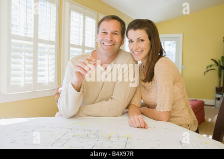 L'examen des plans de maison Couple Banque D'Images