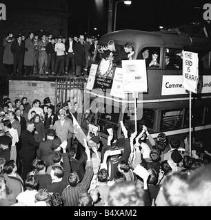 Dernier voyage dans le trollybus Mai 1962 foules tourné jusqu'en très grand nombre pour prendre une dernière et très sentimental voyage dans un trolleybus le dernier trolleybus ont été mis hors service par London Transport le 8 mai 1962 Ils ont été remplacés par les bus à essence Routemasters dont certains sont encore en usage sur les rues de Londres aujourd'hui cependant bien que cela semblait être une fin d'une époque une version moderne de tramways ont commencé à réapparaître dans les rues de certaines villes de Grande-Bretagne s à Manchester le métro a ouvert au début des années 1990 et a été très populaire et Croydon, dans le sud de Londres va Banque D'Images