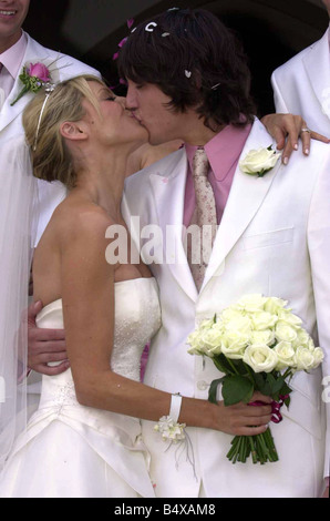 Mariage de Tess Daly Vernon Kay Septembre 2003 Les deux présentateurs de télévision s'église St Mary Horwich Bolton Lancashire ils laissé dans un camping-car VW blanc avec juste marié et de ballons attachés Banque D'Images