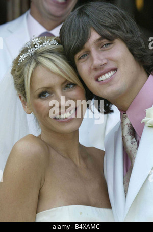 Mariage de Tess Daly Vernon Kay Septembre 2003 Les deux présentateurs de télévision s'église St Mary Horwich Bolton Lancashire ils laissé dans un camping-car VW blanc avec juste marié et de ballons attachés Banque D'Images