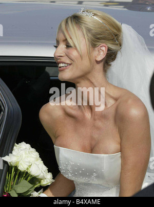 Mariage de Tess Daly Vernon Kay Septembre 2003 Les deux présentateurs de télévision s'église St Mary Horwich Bolton Lancashire ils laissé dans un camping-car VW blanc avec juste marié et de ballons attachés Banque D'Images