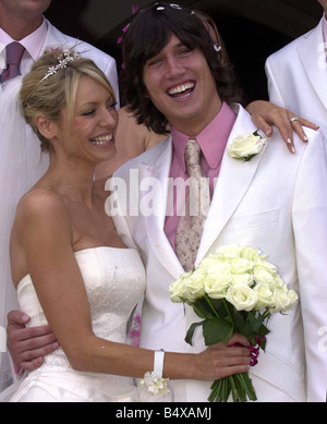 Mariage de Tess Daly Vernon Kay Septembre 2003 Les deux présentateurs de télévision s'église St Mary Horwich Bolton Lancashire ils laissé dans un camping-car VW blanc avec juste marié et de ballons attachés Banque D'Images