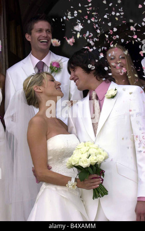 Mariage de Tess Daly Vernon Kay Septembre 2003 Les deux présentateurs de télévision s'église St Mary Horwich Bolton Lancashire ils laissé dans un camping-car VW blanc avec juste marié et de ballons attachés Banque D'Images