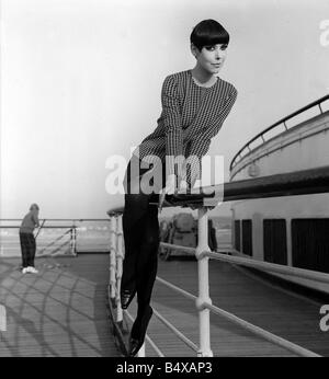 Peggy Moffitt Octobre 1965 Top mannequin photographié sur Queen Elizabeth en arrivant à Southampton Mlle Moffit qui inspire l'original maillot est d'apparaître dans un fashion award show au Hilton Hotel London Banque D'Images