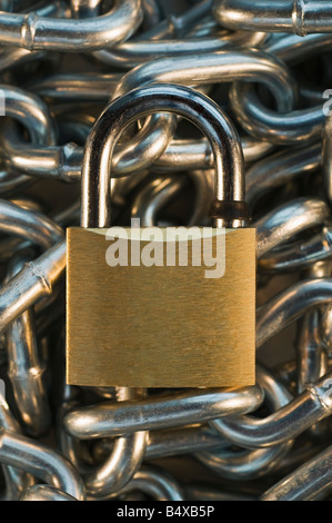 Close up of lock sur tas de métal chaîne Banque D'Images