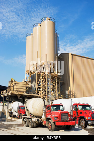Les camions de ciment garés à l'usine de ciment Banque D'Images