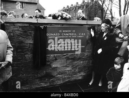 Donald Campbell et mondiale de l'eau record de vitesse avec une plaque sur le mur à la mémoire de sa mort le 4 janvier 1967 Banque D'Images