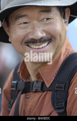 L'homme japonais moustache mâle hat sourire close up portrait of happy middle âgés de 40 50s 40s sac à dos Banque D'Images