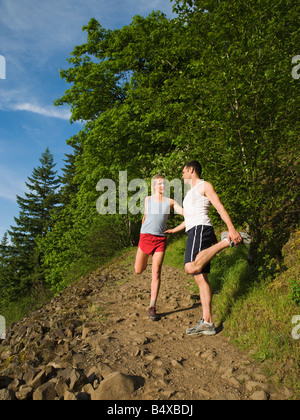 Les coureurs qui s'étend sur sentier rocheux Banque D'Images