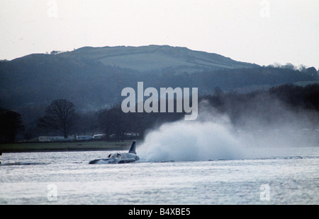 Anniversaire en ce jour 23 juillet 1955 adeptes de vitesse britannique Donald Campbell brise le record mondial de vitesse sur l'eau sur Ullswater dans le Lake District en Angleterre lorsqu'il atteint 32 202 mph dans son art Donald Campbell Bluebird Merlebleu s Banque D'Images