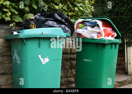 Wheelie bins sur une rue au Royaume-Uni. Banque D'Images