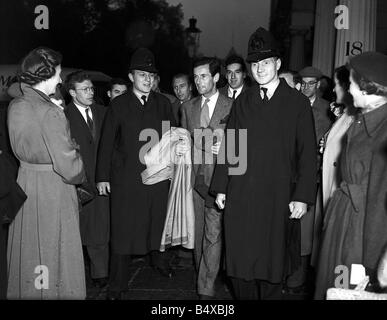 Le colonel Peter Townsend avait prévu d'épouser la princesse Margaret la paire avait été en amour pour quelque temps encore Townsend avait été marié avant donc son statut de divorcée fait un mariage entre eux difficile Princess Margaret aurait dû renoncer à sa place en tant que troisième en ligne pour le trône et perdre tous ses paiements sur la Liste Civile Margaret a donc décidé de ne pas se marier avec le capitaine Townsend a été dit beaucoup de détresse à sa décision en octobre 1955 Banque D'Images