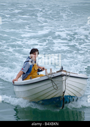 Pêcheur commercial dans une petite rubrique d'offres pour l'administration portuaire Banque D'Images