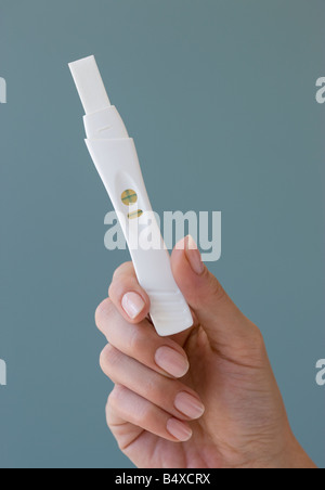 Close up of woman holding test de grossesse Banque D'Images