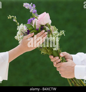 Man giving woman bouquet de fleurs Banque D'Images