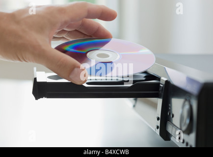 L'insertion de l'homme dvd Banque D'Images