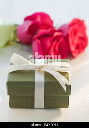 Close up de boîte-cadeau et fleurs Banque D'Images