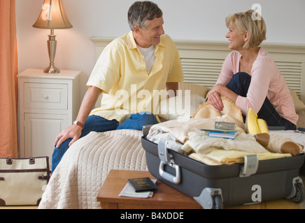 Couple resting on hotel bed Banque D'Images