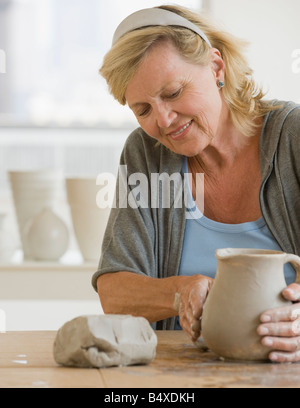 Hauts femme faisant pot en céramique Banque D'Images