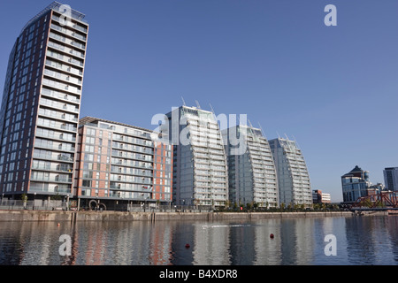 Les Lofts de la ville et sa station d'Huron Bâtiments Manchester Salford Quays Banque D'Images