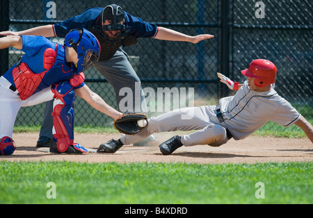 Joueur de baseball en faisant glisser la plaque d'accueil Banque D'Images