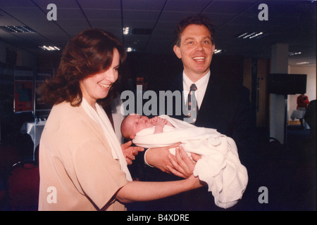 Tony Blair à l'ouverture de l'AS Centre à Washington avec Julie Flanghan Group Managing Director de mari et sa fille Banque D'Images