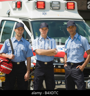 L'EMT posing in front of ambulance Banque D'Images