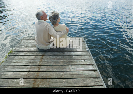 Senior couple hugging on dock Banque D'Images