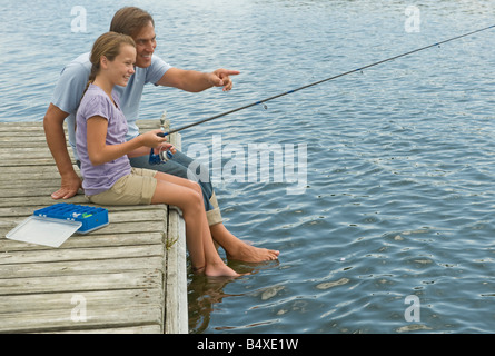 Père et fille la pêche au large de dock Banque D'Images