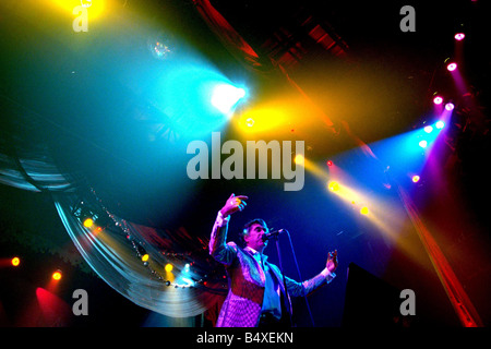 Roxy Music à la Newcastle Telewest Arena Bryan Ferry en photo 12 06 01 Banque D'Images